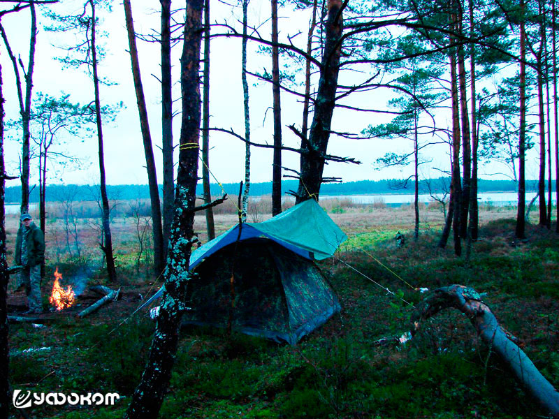 Та самая палатка на фоне загадочного озера. Фото Влада Гущи.