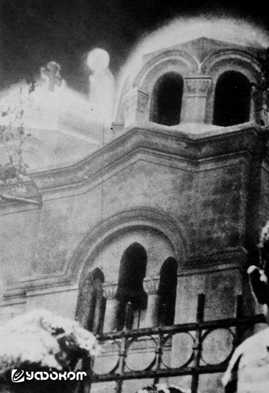 Этот снимок часто выдается за подлинный, но, судя по теням, он дневной, фигура вставлена с помощью двойной экспозиции, а небо закрашено в черный цвет. 