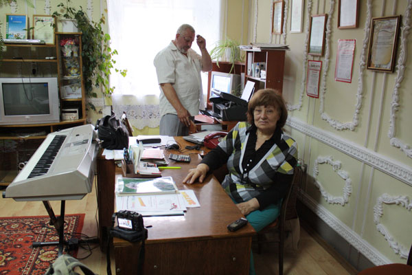 Л.М. Колычева и В.В. Пискунов в кабинете. Фото И. Бутова.