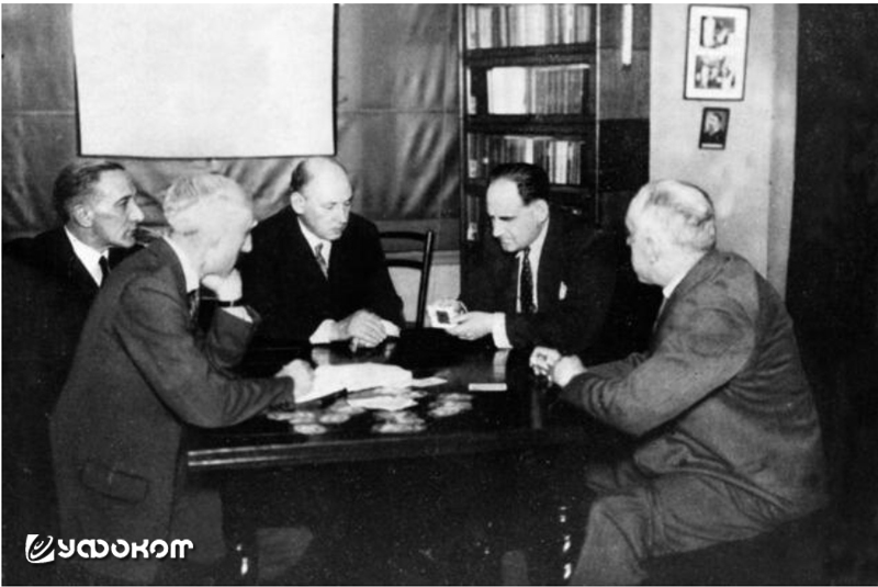 Самуэль Соул (в центре) тестирует Федерика Мариона (справа сзади) в ходе карточного эксперимента. Фото: https://en.wikipedia.org.