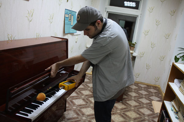 Возле фортепиано был зафиксирован кратковременный всплеск ЭМП. Фото И. Бутова.