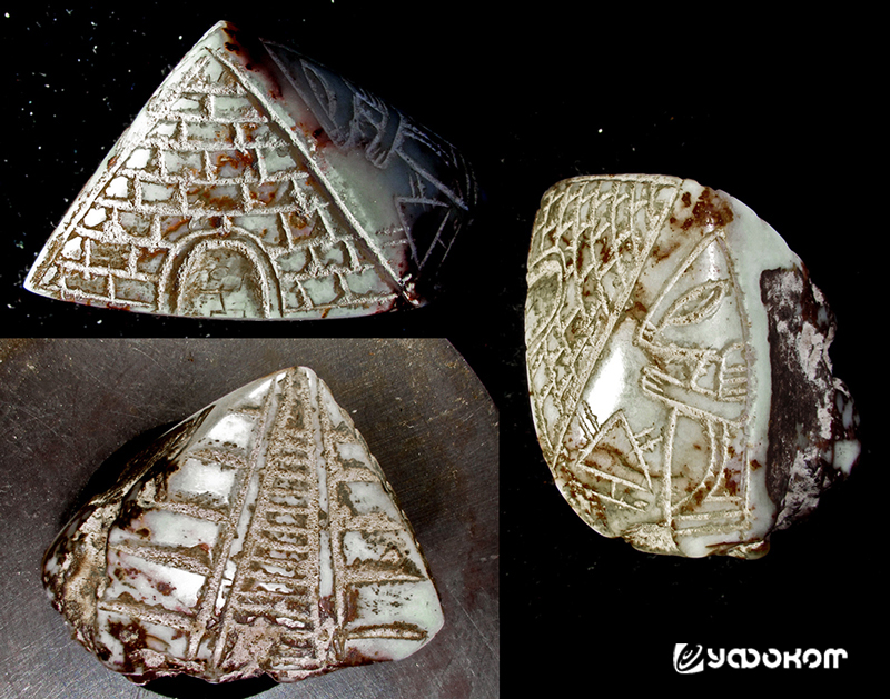 Подвеска с изображением правильной и мексиканской пирамиды, а также некоего существа с большими глазами.