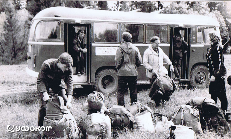 Высадка из автобуса вблизи р. Сылва, 1986 год.