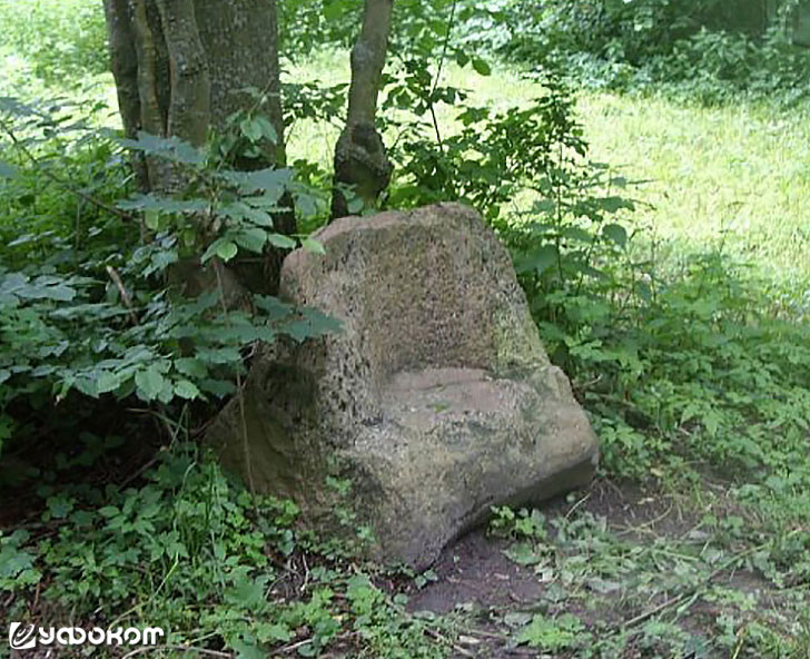 Камень-Кресло между деревнями Каштановка и Чахец в Пружанском р-не Брестской обл. Фото Ю. Змитровича.