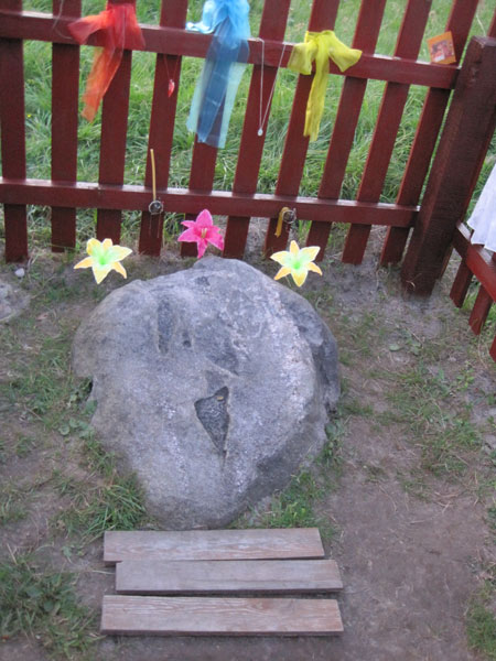 Камень-следовик со следком Божьей Матери в д. Ставы/Огородники (Каменецкий р-н, Брестская обл.). Камень-следовик со следком Божьей Матери в д. Ставы/Огородники (Каменецкий р-н, Брестская обл.).