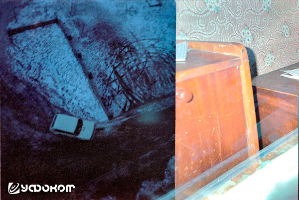 Ф1А – при стандартном размере кадра 24 на 36 мм на негативе видно, что на фотографии совмещены без перекрывания два изображения. На левой части снимка видна стоящая внизу перед домом Кисляковых автомашина «Нива», на которой приехали из Томска исследовател Ф1А – при стандартном размере кадра 24 на 36 мм на негативе видно, что на фотографии совмещены без перекрывания два изображения. На левой части снимка видна стоящая внизу перед домом Кисляковых автомашина «Нива», на которой приехали из Томска исследовател
