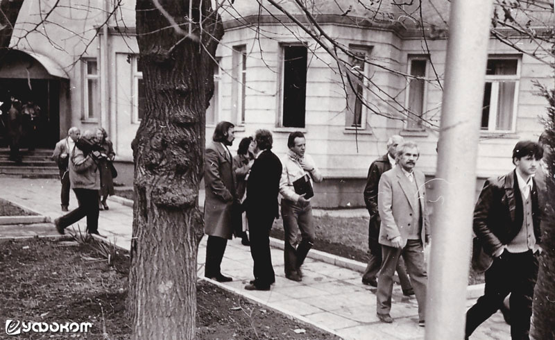 Конференция в Томске (1988 год). Е. Агеенкова на заднем плане (за оператором с телекамерой).