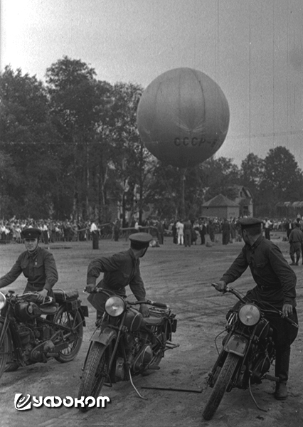 Группа мотоциклистов-преследователей ожидает взлета шара-прыгуна с условным «диверсантом» в московском парке Сокольники 21 июля 1940 года. Фото из архива Веломузея Андрея Митяева.