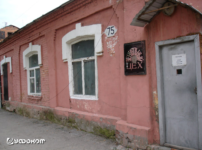 «Зеркальный цех», где по одному из рассказов, некогда работала «окаменевшая Зоя». Фото автора, 2019 год.