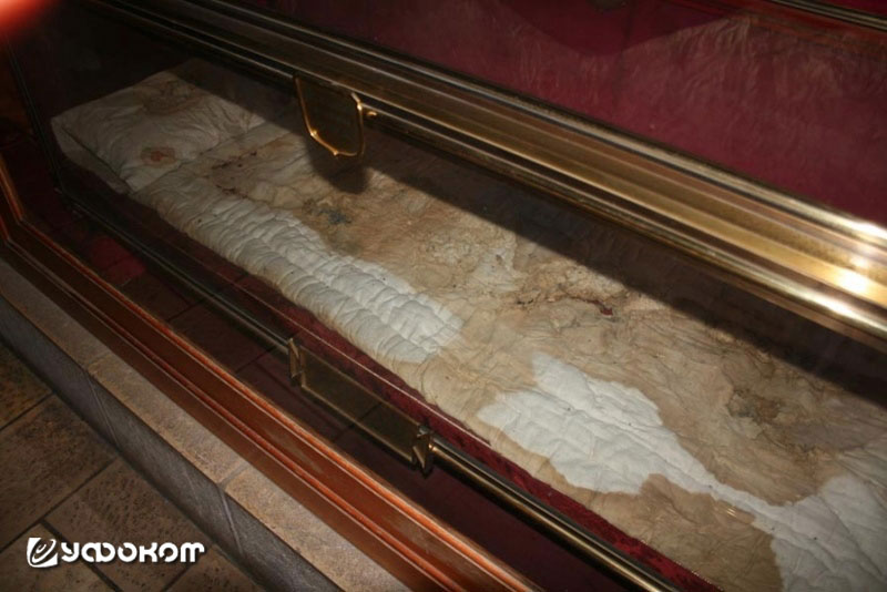 Матрас и подушка, испачканные жидкостью, вытекавшей из нетленного тела святого Шарбеля при эксгумации. Фото: www.saintcharbel.net.au.