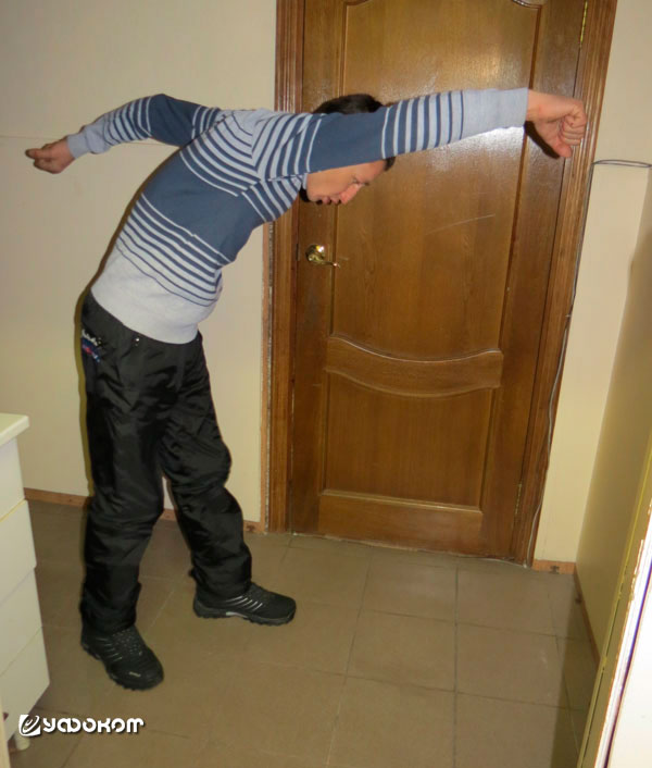 Николай показывает как шел пятиметровый гигант. Фото И. Бурцева.