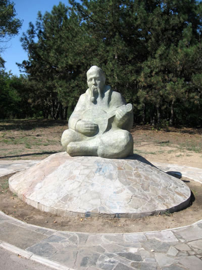 Характерник казак Мамай (скульптура установлена в 2009 году). Хортица (июль 2010 года).