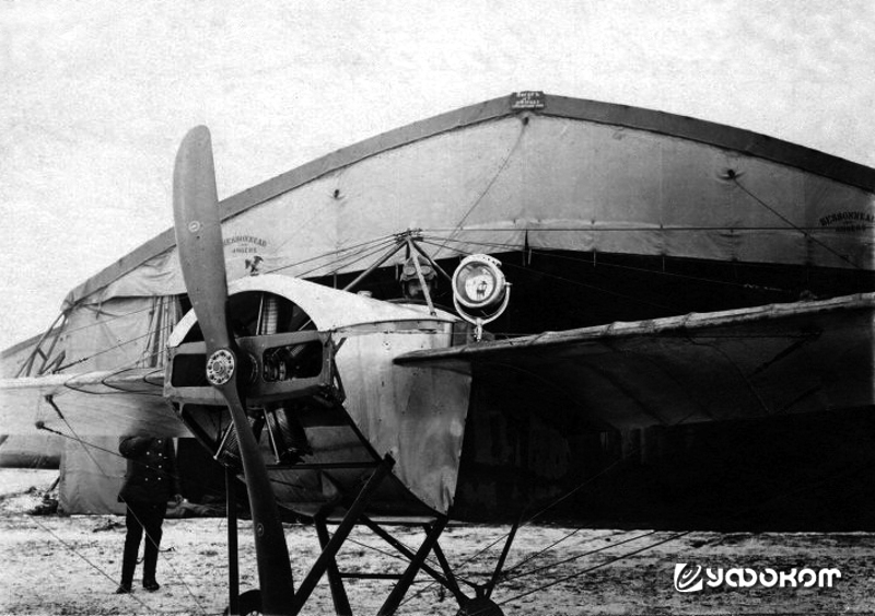 22 ноября 1913 года П. Н. Нестеров совершил первый в России ночной полет с ацетиленовым прожектором. С ним можно было взлетать и садиться, но освещать землю в целях ночной разведки не удалась – прожектор давал слишком слабый свет.