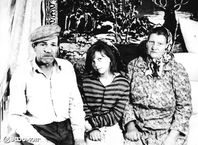 Рис. 5. Девятилетняя девочка – ФЛ случая ПГ в д. Хоромск Столинского р-на Брестской области, где она проживала с бабушкой и дедушкой (1988 год). Фото Е. Агеенковой. Рис. 5. Девятилетняя девочка – ФЛ случая ПГ в д. Хоромск Столинского р-на Брестской области, где она проживала с бабушкой и дедушкой (1988 год). Фото Е. Агеенковой.