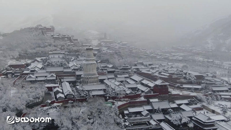 Центральная долина Утайшаня зимой. В центре – Великая Белая ступа в храме Таюань высотой 57 метров, возведенная в 1301 г. 