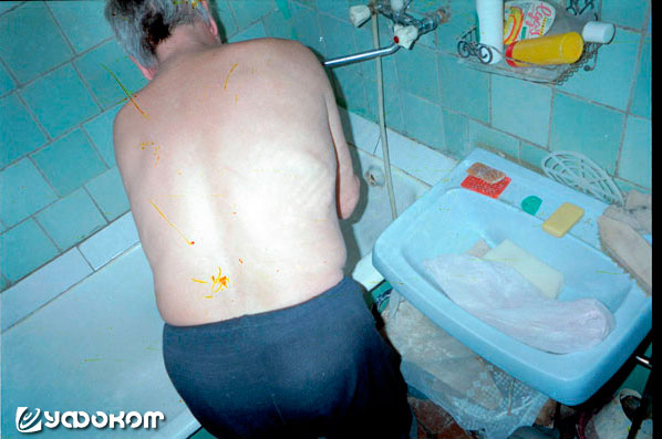 Ф14 – снимок в ванной Кисляковых. На переднем плане А. В. Кисляков, только что вернувшийся из рейса. Он помнит световую вспышку в ванной, дверь которой была закрыта (он там находился один – умывался).