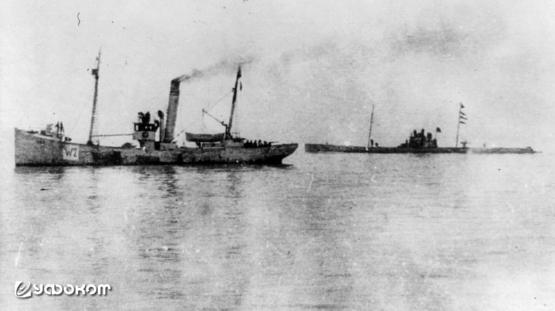 Подводная лодка U-28, март 1915 года. На переднем плане – корабль снабжения. 