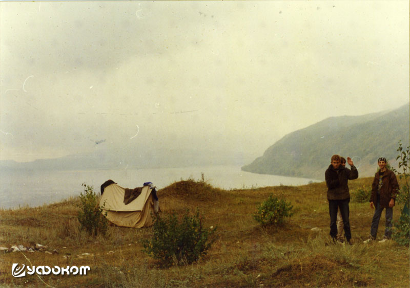 Среднее Поволжье. Старая палатка у обрыва, 1987 год. Фото Игоря Павловича. Среднее Поволжье. Старая палатка у обрыва, 1987 год. Фото Игоря Павловича.