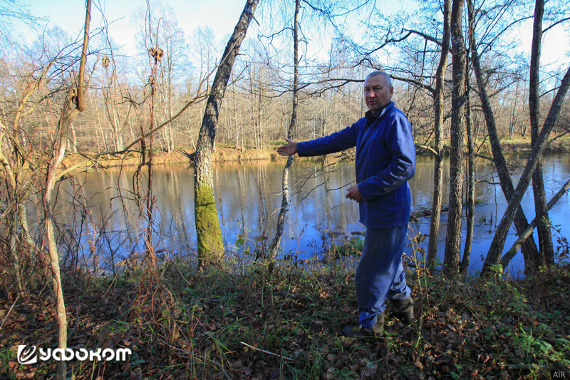Местный житель из д. Мильва-Березина показывает автору Святое место. Фото Евгения Шапошникова, 2019 год.