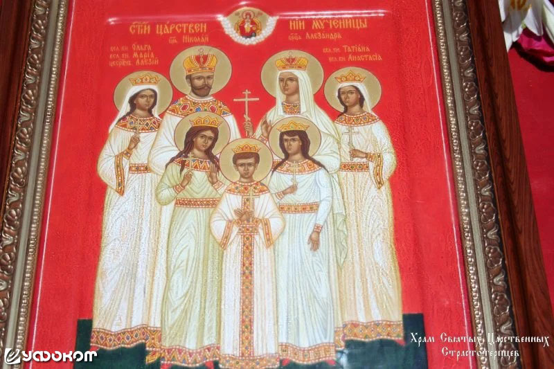 Мироточившая 17 июля 2009 года икона Царственных Мучеников. Хорошо рассмотреть следы мироточения на фото с сайта не представляется возможным, не ясно даже находятся потеки жидкости на стекле или под ним.