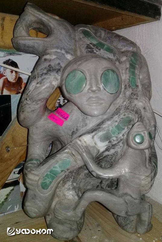 Каменная скульптура, изображающая «инопланетянку с ребенком» (г. Акамбаро).