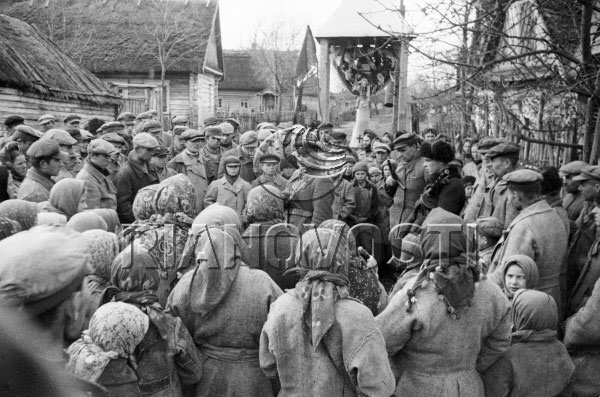Один из мифов, который мы разоблачили уже по ходу подготовки материала. Часто этот снимок фигурирует в качестве иллюстрации к материалам о Рожковке, иногда с пометкой «Майор Хербст в Рожковке». На самом деле, на фото партизаны среди жителей деревни Оздами Один из мифов, который мы разоблачили уже по ходу подготовки материала. Часто этот снимок фигурирует в качестве иллюстрации к материалам о Рожковке, иногда с пометкой «Майор Хербст в Рожковке». На самом деле, на фото партизаны среди жителей деревни Оздами