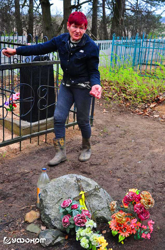 Регина Герасименко показывает камень на кладбище. Фото А. Павловская, 2018 год.