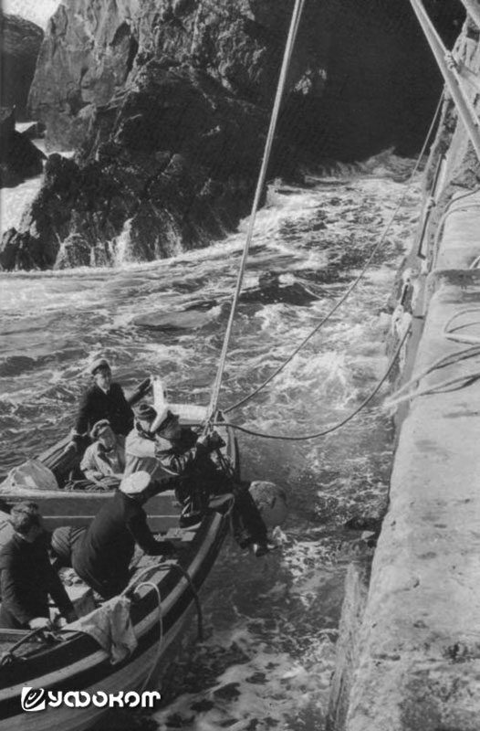 Моряки с «Гесперуса» высаживаются на Эйлин Мор. Моряки с «Гесперуса» высаживаются на Эйлин Мор.