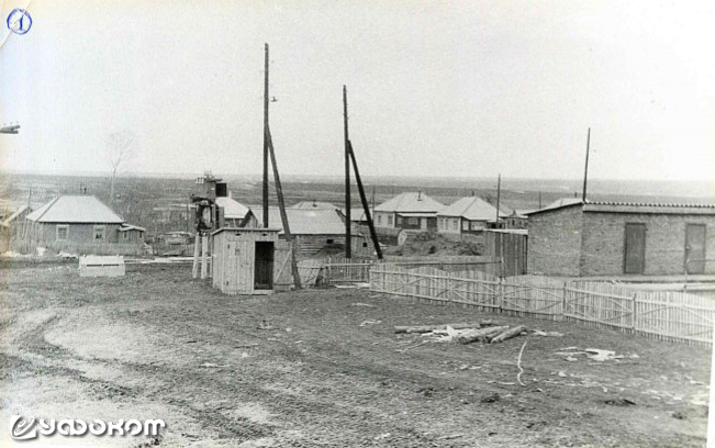 Фото 1. Виден дом Черных (слева), трансформаторная подстанция, сарай, с которого сняло почти весь шифер вместе с гвоздями. После события сарай снова покрыли шифером. (Фото Фефелова В.Н.).