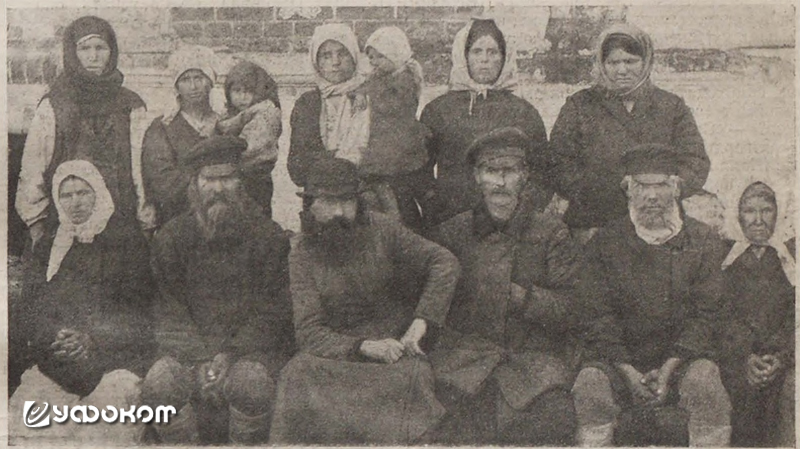 Подсудимые. (Слева направо.) Сидят: монахиня Лоханова, раздававшая крестьянам «святую» воду с «обновленных» икон. Церковный староста, священник Устименко, служивший молебен перед «обновленной» иконой. Учитель Крыловской, у которого тоже «обновилась» икона