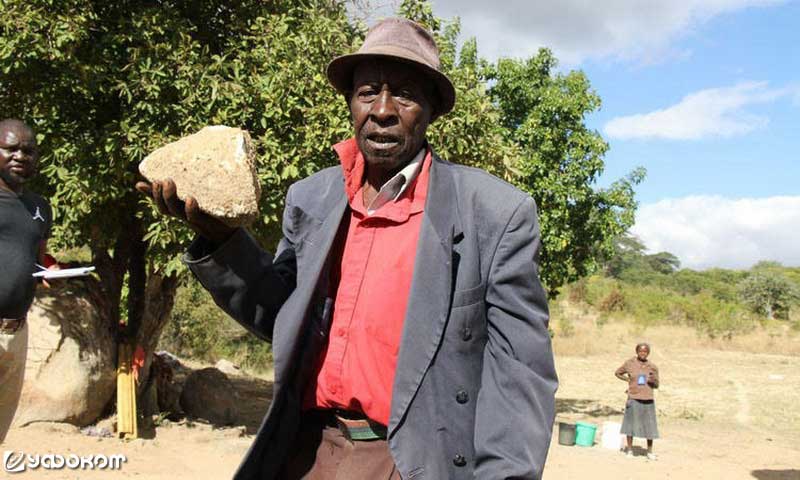 Рис. 1.3. Местный житель показывает один из камней «шумного духа» (Бунхере, Зимбабве, июль 2017 года).