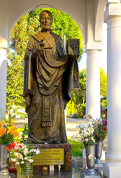 Памятник Святителю Николаю в Самаре рядом с домом, где в 1956 году якобы произошло «Стояние Зои».