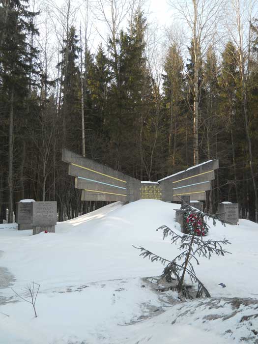 Памятник над братской могилой, являющийся центром аварийного участка дороги (фото Д.Курдюковой, 2013).