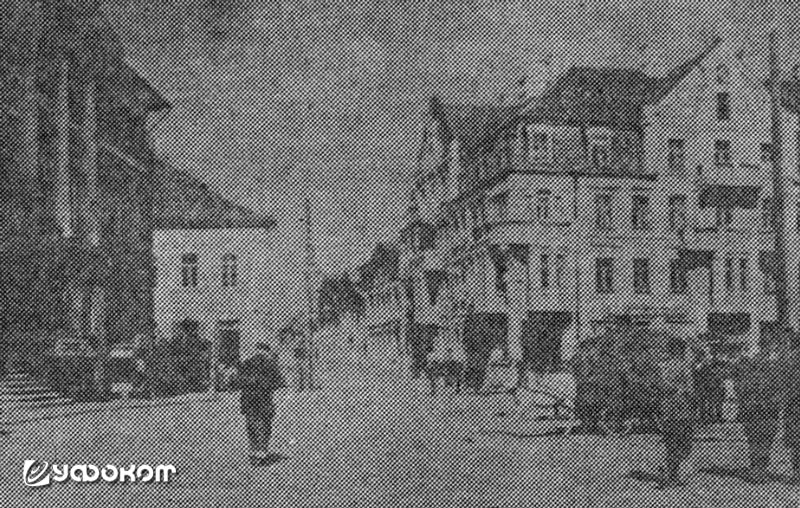 В Елгаве (Латвия) тоже в это время был свой «дом с привидениями» (дом Русы). На этом фото он расположен слева по улице Узнарас, сразу за двухэтажным домом, который видно на снимке. Фотография Д. Медне, начало 1930-х годов. В Елгаве (Латвия) тоже в это время был свой «дом с привидениями» (дом Русы). На этом фото он расположен слева по улице Узнарас, сразу за двухэтажным домом, который видно на снимке. Фотография Д. Медне, начало 1930-х годов.