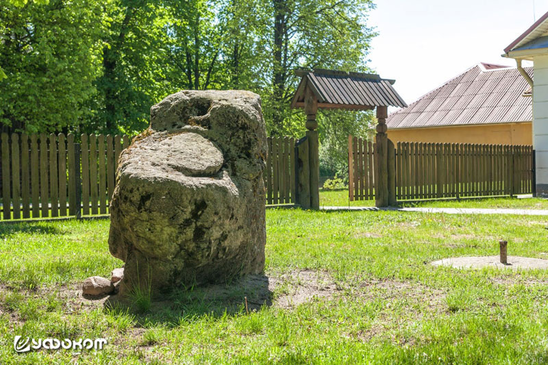 Историю необычного валуна с углублением, расположенного рядом с УК Гудевичский государственный литературно-краеведческий музей, сейчас не помнят ни архивариусы музея, ни местные жители. 