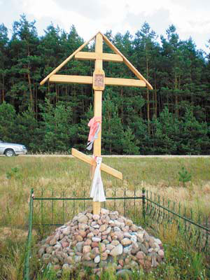 Нововозведенный крест в Рожковке. 