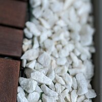 Белый щебень для ландшафтного дизайна: преимущества и стилистические решения