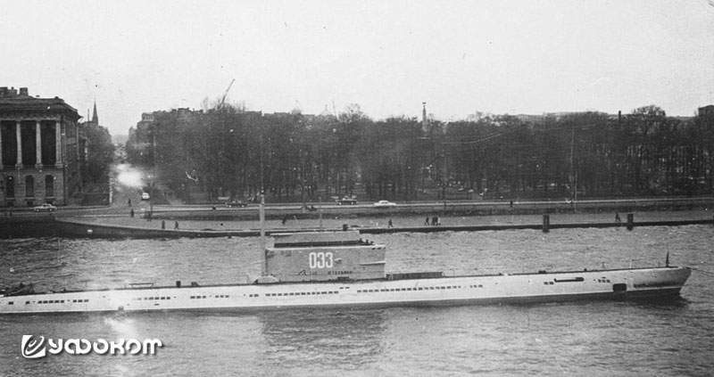 Подводная лодка проекта 611 с поднятой антенной. На заднем плане – Летний сад. 