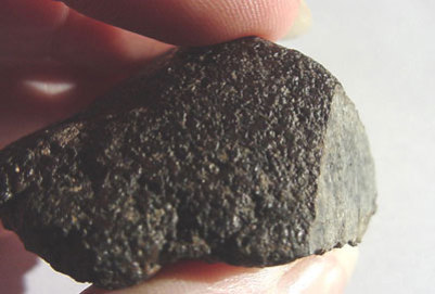 Фотография из соответствующего сообщения ИТАР-ТАСС. В оригинале она не подписана, поэтому нет уверенности, что это именно метеорит, а не "картинка на тему" из фотостока.