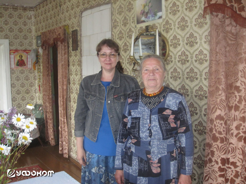Экспедиция в белорусско-русском пограничье. Е. М. Боганева и Т. В. Иванова, рассказавшая быличку об НЛО. Фото Е. М. Боганевой, 2014 г.