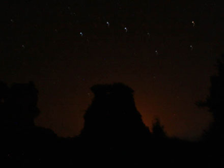 Многочисленные звезды над замком иногда заставляли принять их за НЛО... Фото В. Гайдучика