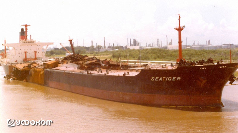 Развороченный взрывом танкер «Seatiger».