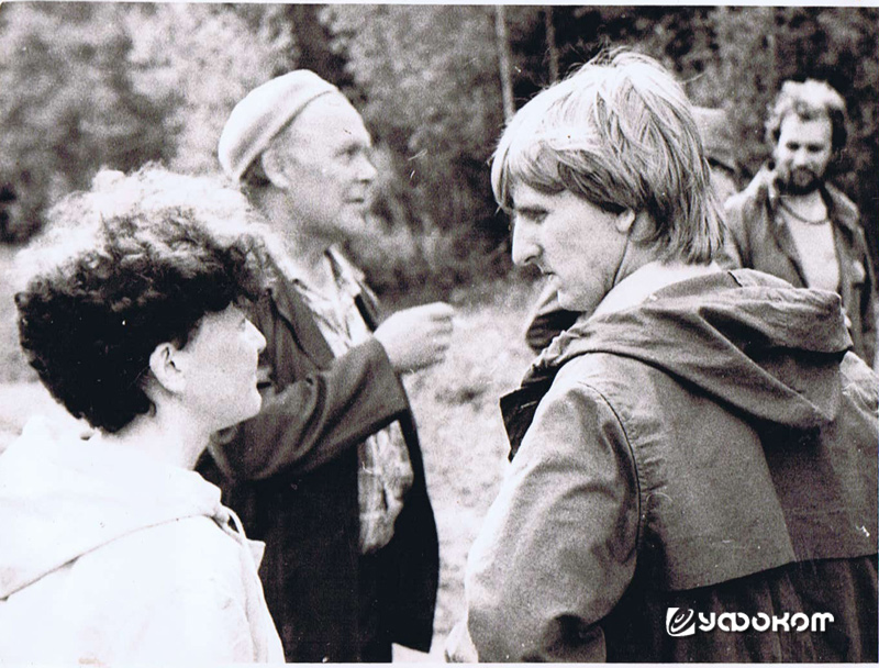 Елена Шейнина, Эмиль Бачурин, Сергей Смолин; справа на заднем плане Владимир Шемшук – около места посадки НЛО в 1986 году. 