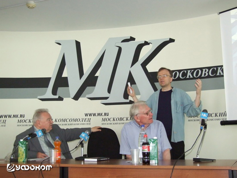 Слева направо: космонавт Георгий Гречко, ветеран исследований Тунгуски Виктор Журавлев и Андрей Ольховатов на конференции «Тунгуска-2008 – новые подходы». Слева направо: космонавт Георгий Гречко, ветеран исследований Тунгуски Виктор Журавлев и Андрей Ольховатов на конференции «Тунгуска-2008 – новые подходы».