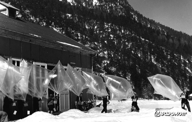 Запуск воздушных шаров где-то в Германии (фото с сайта Psywarrior).