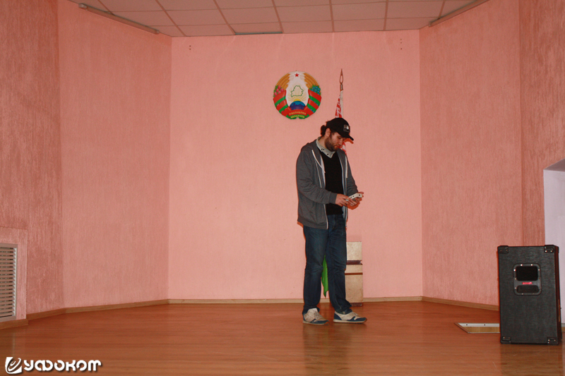 Измерение уровня электромагнитного излучения на сцене актового зала. Фото Георгия Федоровского и Ильи Бутова, 2019 год.