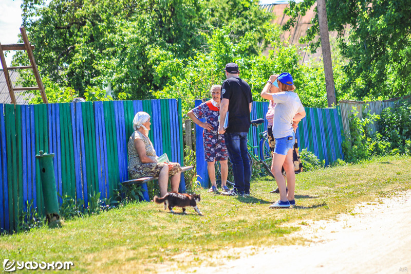 Опрос очевидцев. Фото Е. Шапошникова.