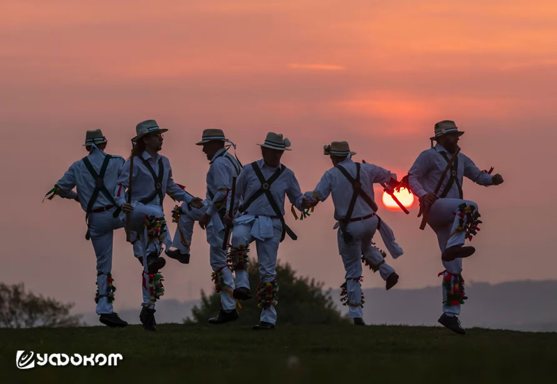 Танцоры морриса исполняют «Танец на рассвете» в первых лучах солнца на Замковой горе (Западный Йоркшир) 1 мая 2019 года. Традиция танцев на Первомай в Британии восходит к дохристианским временам, когда отмечался гэльский праздник Белтайн.