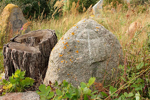 Знак, найденный в ходе экспедиции Уфокома по Вилейскому району на деревенском кладбище в окружении современных могил. Фото Ильи Бутова.