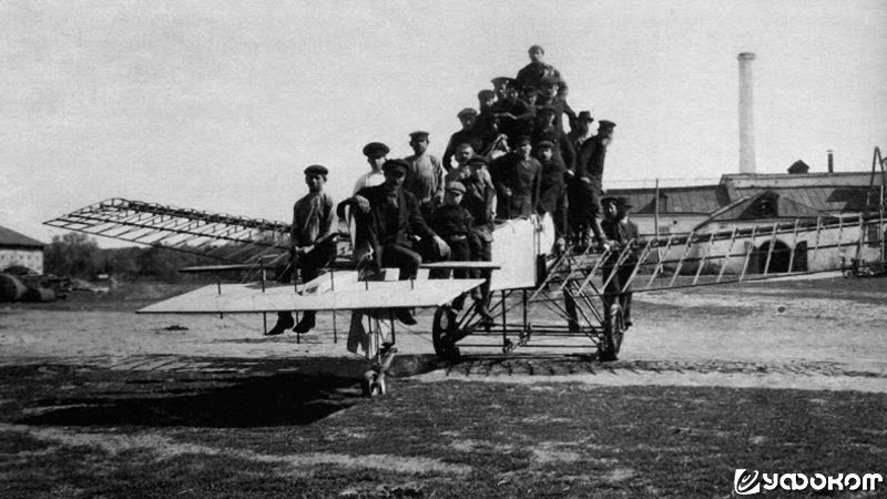 В селе Красивка Кирсановского уезда Тамбовской губернии осенью 1914 года аэроплан действительно появился, регулярно летал и даже делал аэрофотоснимки окрестностей! Его построил талантливый инженер Петр Владимирович Можаров вместе со своими двоюродными бра В селе Красивка Кирсановского уезда Тамбовской губернии осенью 1914 года аэроплан действительно появился, регулярно летал и даже делал аэрофотоснимки окрестностей! Его построил талантливый инженер Петр Владимирович Можаров вместе со своими двоюродными бра